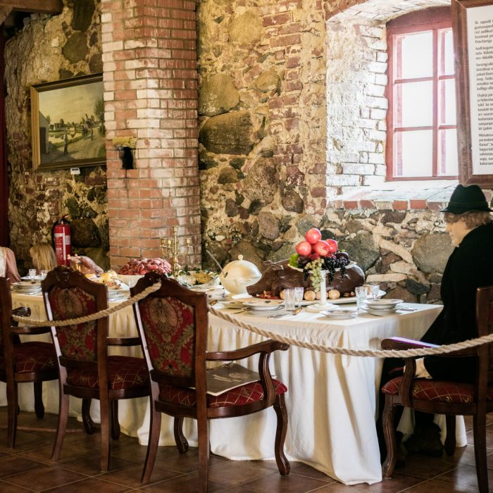 Toidulaud tallisaalis Cantervilla Lossi mängumaa